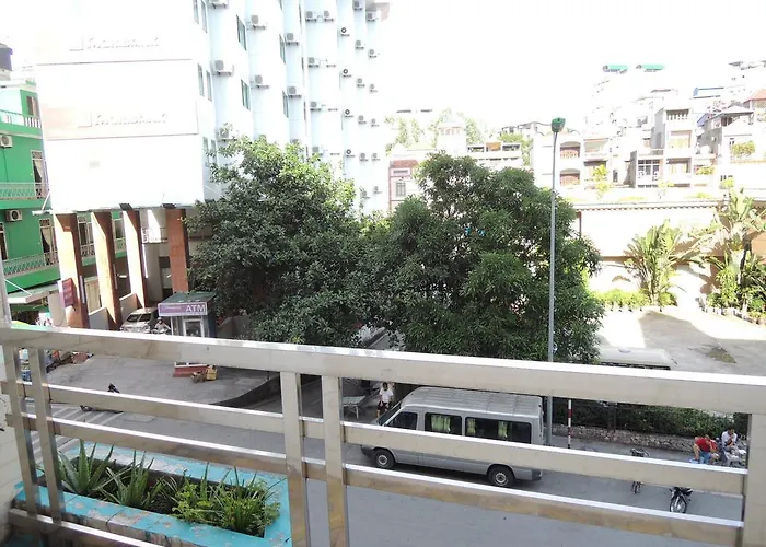 Trang 2* Hạ Long